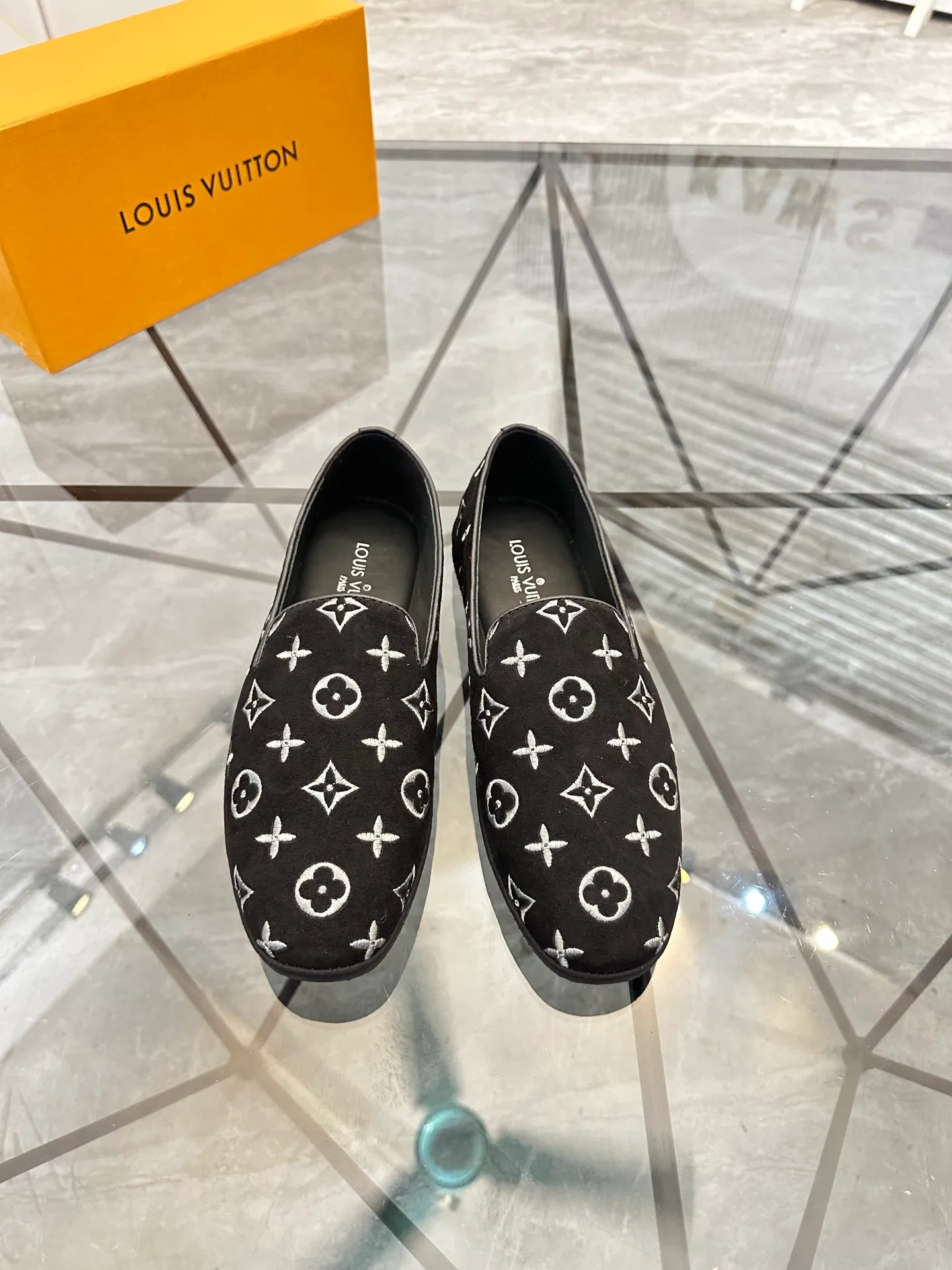 Selling men's shoes 💰: 💰P460¥ Product trademark: LV* "Louis Vuitton*" slip-on shoes, lazy shoes, regular size: 38-44. (can be customized to 45.) Product materials: imported first-layer nubuck leather upper, water-dyed cowhide lining, original outsole. No.: D301
